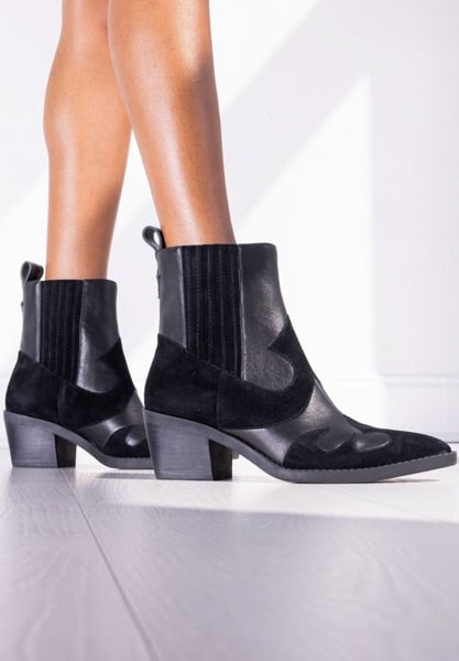 L'AMOURDESPIEDS VEONA BOOT IN BLACK LEATHER