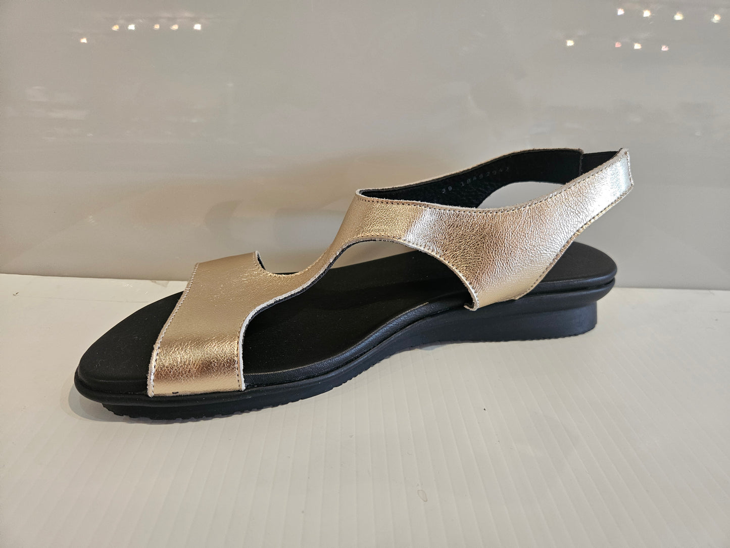 ARCHE AURIAN SANDALS IN METALLIC GOLD