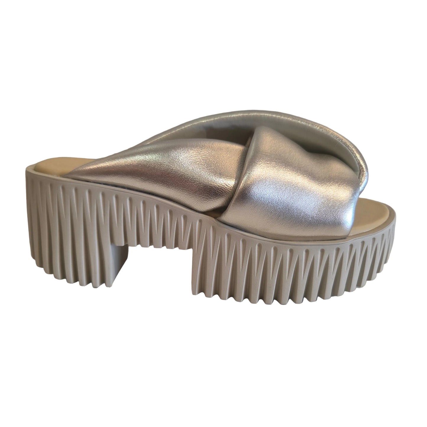 4CCCCEES PLIA ANDA SANDAL IN SILVER