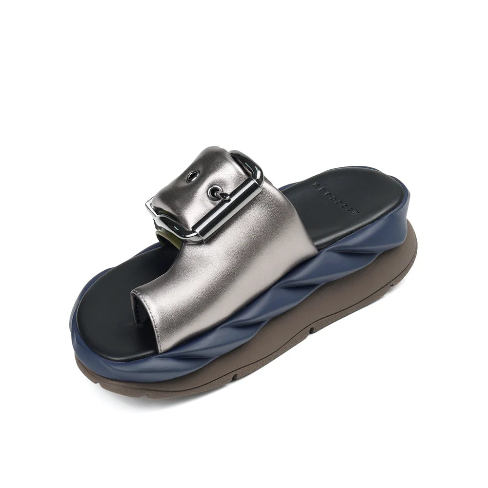 4CCCCEES MELLOW GLOW SANDAL IN GUNMETAL