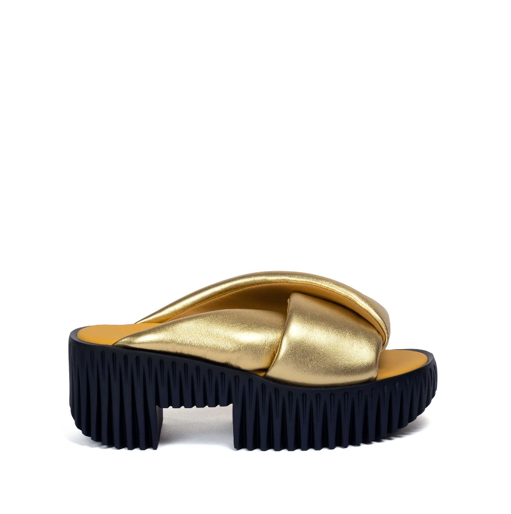 4CCCCEES PLIA ANDA SANDAL IN GOLD