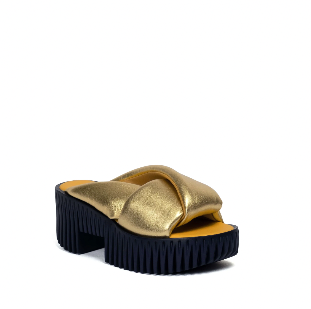 4CCCCEES PLIA ANDA SANDAL IN GOLD