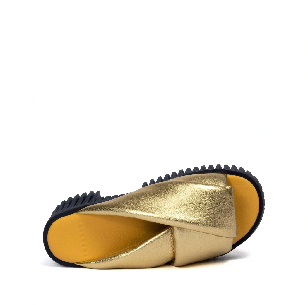 4CCCCEES PLIA ANDA SANDAL IN GOLD